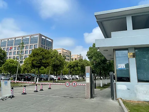 耐德力 PP 中空板厂区正门与门卫室